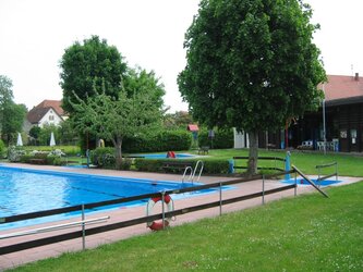 Liegewiese im Freibad Freudenbach